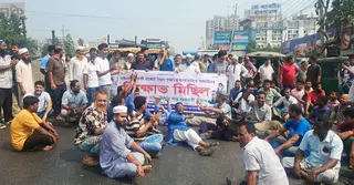 নারায়ণগঞ্জে সড়ক অবরোধ করে ব্যবসায়ীদের বিক্ষোভ